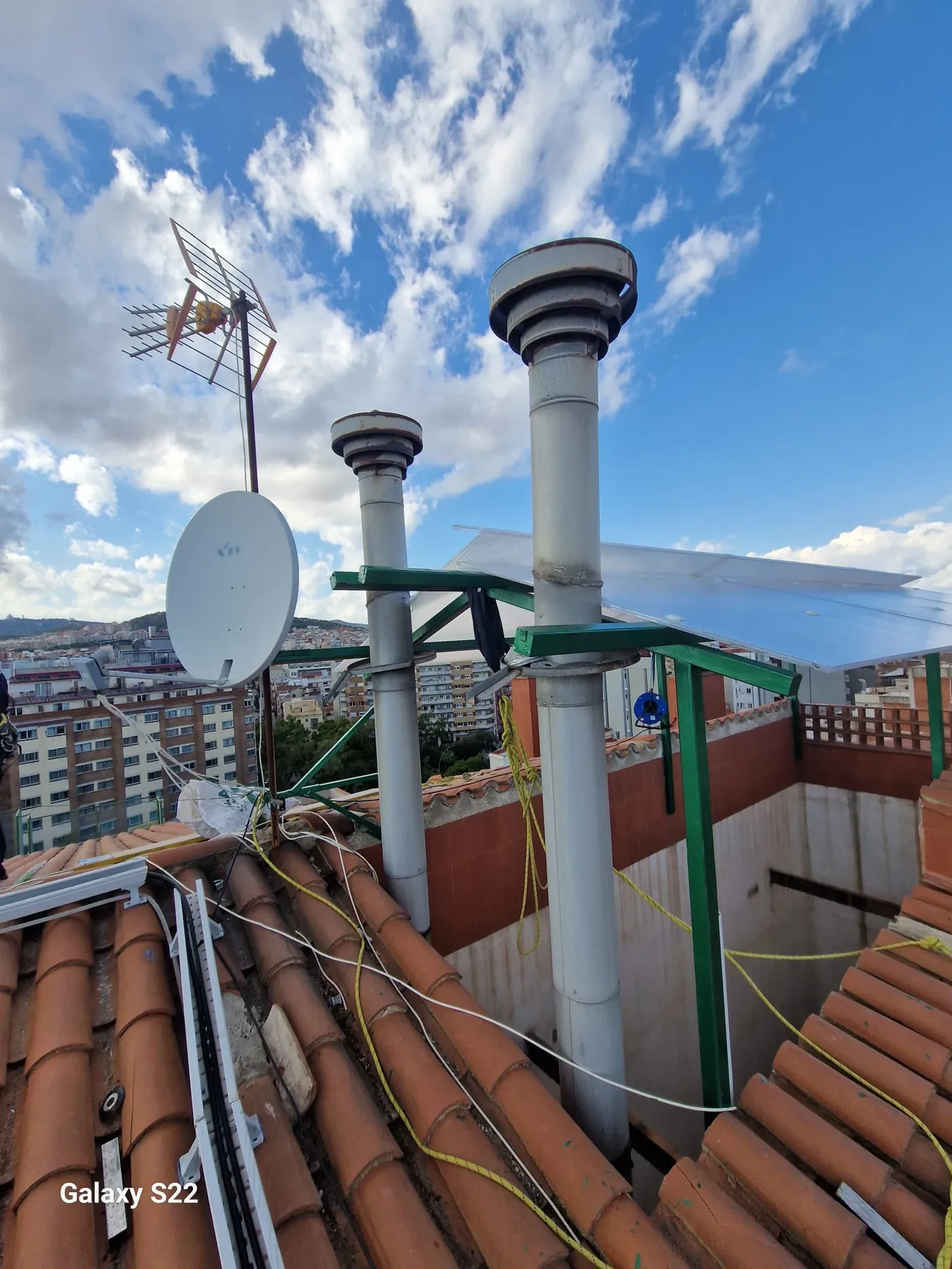 Técnicos de Solutions Vertical ejecutando aire acondicionado y climatización mediante acceso por cuerdas