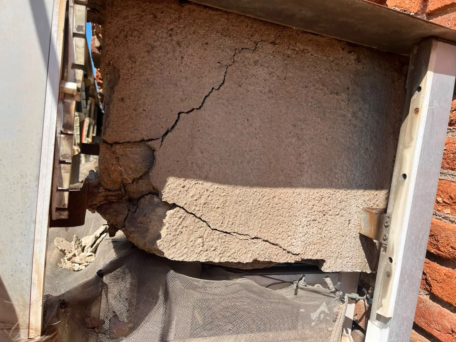 Canto de balcón con hormigón desprendido y armadura oxidada antes de la reparación